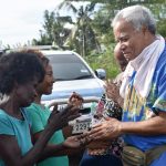 Kiribati-community-members-shaking-hands-with-members-of-Foxwood-and-nearby-community