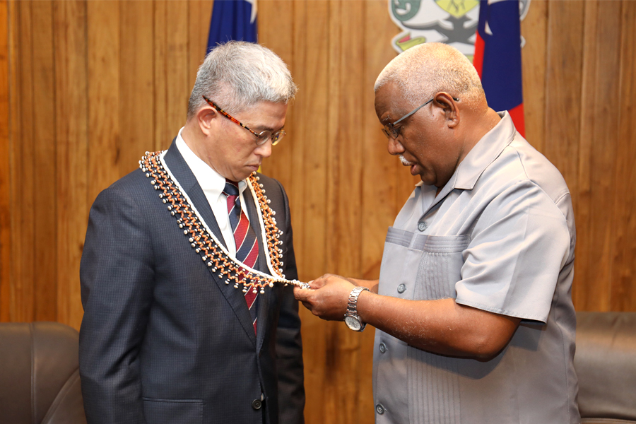 PM-Hou-explaining-the-significance-of-the-shell-money-necklace-which-was-presented-to-the-Taiwan-deputy-foreign-minister-on-Monday