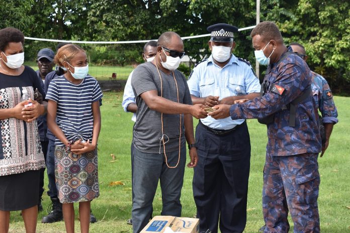 Police officer from RPNGC say sorry and present cash to the pastor