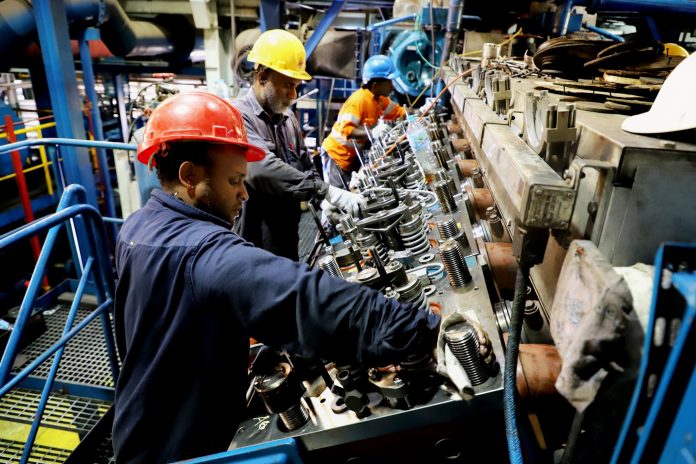 Solomon-Power-engineers-at-the-power-station