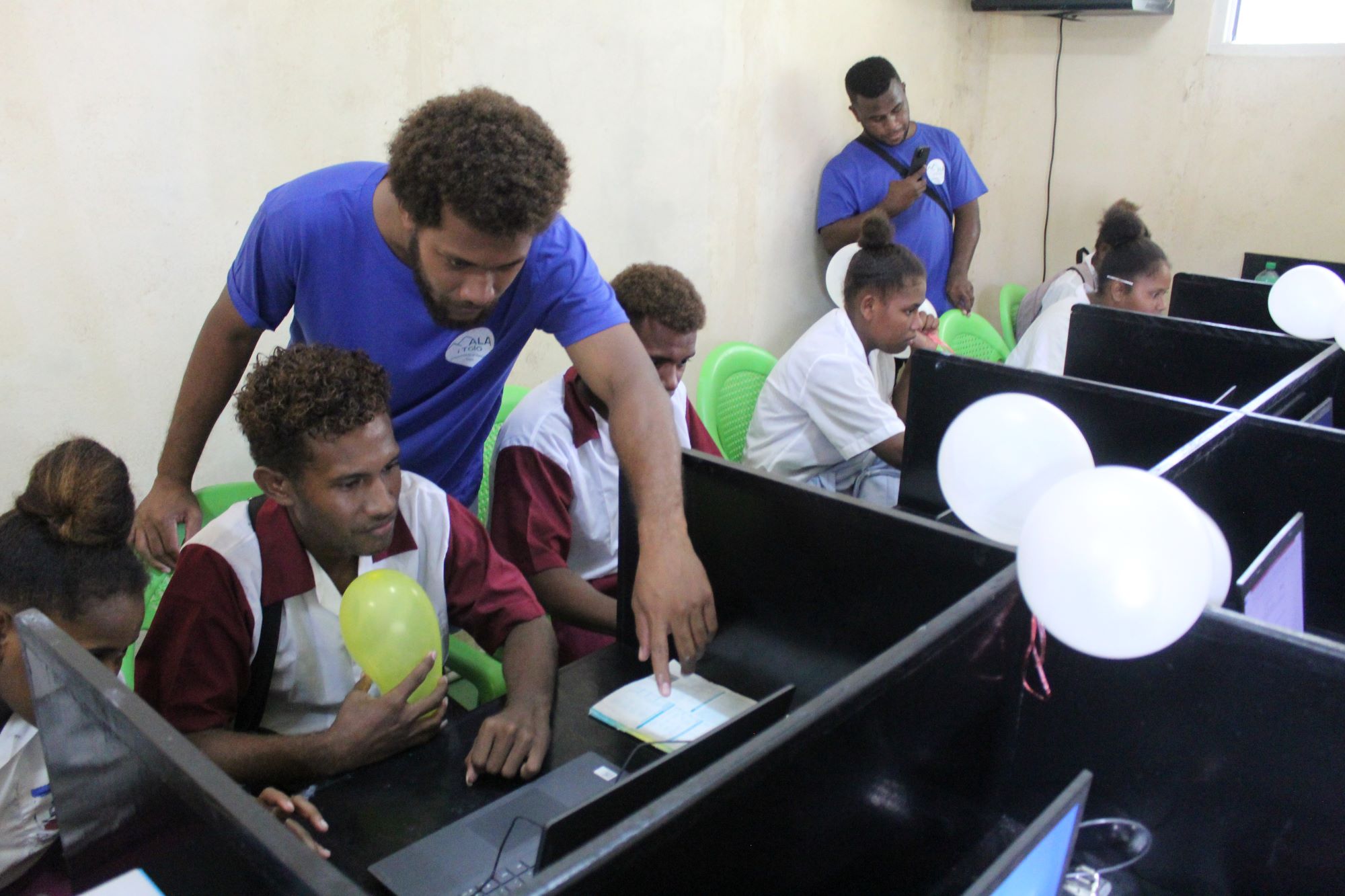 One of Mala I Tolo’s mentors is assisting students with laptops and other IT equipment donated by Mala I Tolo to Auki Community High School.