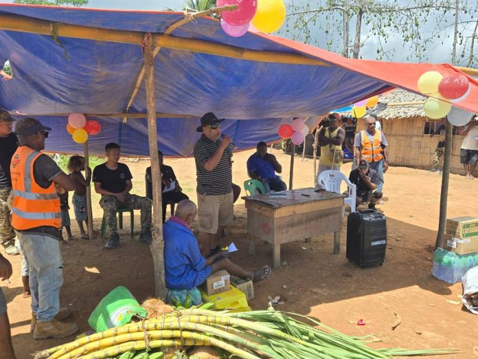 Company rep Benjamin Afuga speaking to the settlers.Photo credit GRML