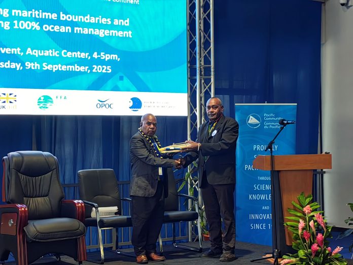 Exchange of gifts between Premier Tehiahua and President of Torba Province, Vanuatu Edgar Haward.