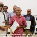 (Left to right) SINTA General Secretary, shakes hands woit – 1