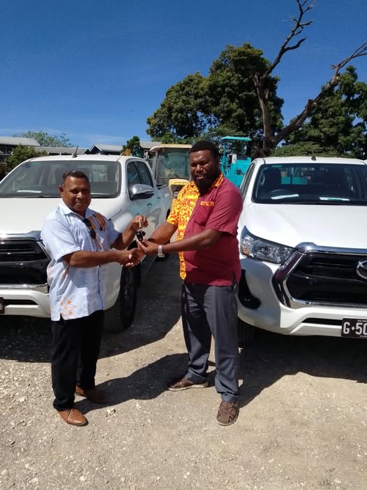 Premier of Central Islands Province, Kenneth Sagupari (right) receives the vehicles from PS Allan Lilia of MID.