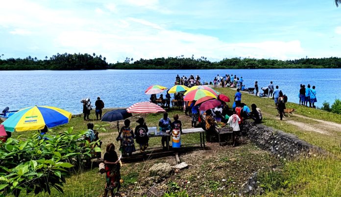 Villagers displaying their produces, waiting for Express Pelican and Gulatatae to arrive