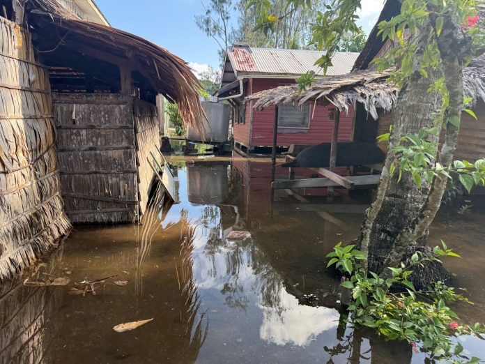 kitchens and residential homes at Namamaru that has continious faces the high tide