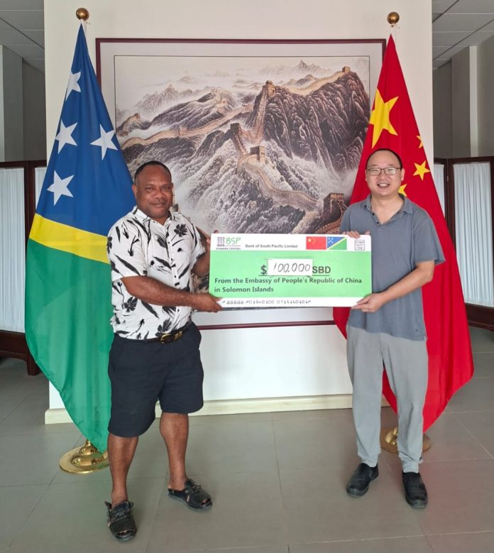 (Left to right), MP for Temotu Nende constituency Stephen Kumi receives the cheque from Mr Gu, an official from the Chinese Embassy in Honiara, Photo credit- Temotu Nende constituency.